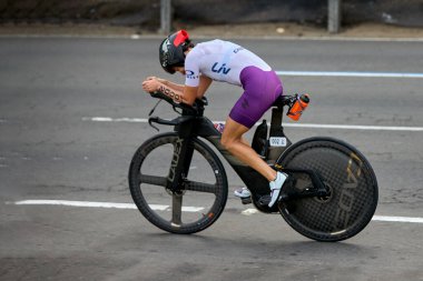 Atletler, Ironman 70.3 Lima 2023 'te Perus kıyı başkentinde azim, cesaret ve tutkuyla yarışarak limitlerini zorluyorlar. Dayanıklılık ve disiplinin kutlaması