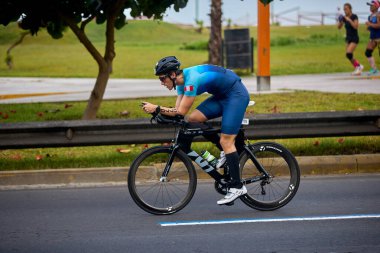 Atletler, Ironman 70.3 Lima 2023 'te Perus kıyı başkentinde azim, cesaret ve tutkuyla yarışarak limitlerini zorluyorlar. Dayanıklılık ve disiplinin kutlaması