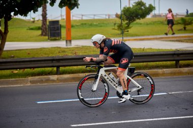 Atletler, Ironman 70.3 Lima 2023 'te Perus kıyı başkentinde azim, cesaret ve tutkuyla yarışarak limitlerini zorluyorlar. Dayanıklılık ve disiplinin kutlaması