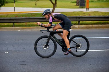 Atletler, Ironman 70.3 Lima 2023 'te Perus kıyı başkentinde azim, cesaret ve tutkuyla yarışarak limitlerini zorluyorlar. Dayanıklılık ve disiplinin kutlaması