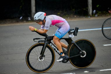 Atletler, Ironman 70.3 Lima 2023 'te Perus kıyı başkentinde azim, cesaret ve tutkuyla yarışarak limitlerini zorluyorlar. Dayanıklılık ve disiplinin kutlaması