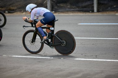 Atletler, Ironman 70.3 Lima 2023 'te Perus kıyı başkentinde azim, cesaret ve tutkuyla yarışarak limitlerini zorluyorlar. Dayanıklılık ve disiplinin kutlaması