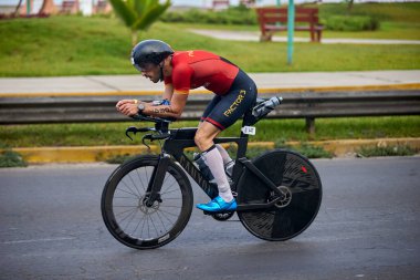 Atletler, Ironman 70.3 Lima 2023 'te Perus kıyı başkentinde azim, cesaret ve tutkuyla yarışarak limitlerini zorluyorlar. Dayanıklılık ve disiplinin kutlaması