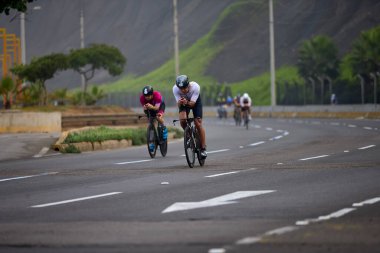 Atletler, Ironman 70.3 Lima 2023 'te Perus kıyı başkentinde azim, cesaret ve tutkuyla yarışarak limitlerini zorluyorlar. Dayanıklılık ve disiplinin kutlaması