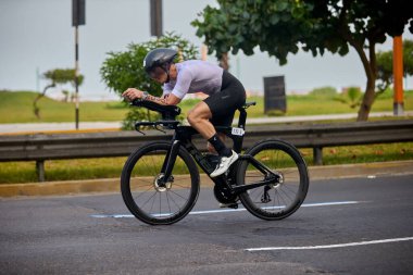 Atletler, Ironman 70.3 Lima 2023 'te Perus kıyı başkentinde azim, cesaret ve tutkuyla yarışarak limitlerini zorluyorlar. Dayanıklılık ve disiplinin kutlaması