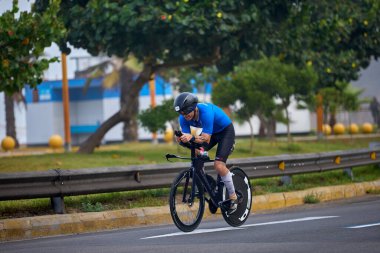 Atletler, Ironman 70.3 Lima 2023 'te Perus kıyı başkentinde azim, cesaret ve tutkuyla yarışarak limitlerini zorluyorlar. Dayanıklılık ve disiplinin kutlaması