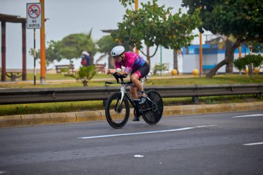 Atletler, Ironman 70.3 Lima 2023 'te Perus kıyı başkentinde azim, cesaret ve tutkuyla yarışarak limitlerini zorluyorlar. Dayanıklılık ve disiplinin kutlaması