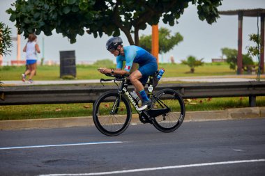 Atletler, Ironman 70.3 Lima 2023 'te Perus kıyı başkentinde azim, cesaret ve tutkuyla yarışarak limitlerini zorluyorlar. Dayanıklılık ve disiplinin kutlaması