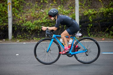 Atletler, Ironman 70.3 Lima 2023 'te Perus kıyı başkentinde azim, cesaret ve tutkuyla yarışarak limitlerini zorluyorlar. Dayanıklılık ve disiplinin kutlaması