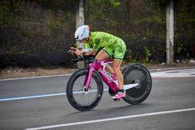 Atletler, Ironman 70.3 Lima 2023 'te Perus kıyı başkentinde azim, cesaret ve tutkuyla yarışarak limitlerini zorluyorlar. Dayanıklılık ve disiplinin kutlaması