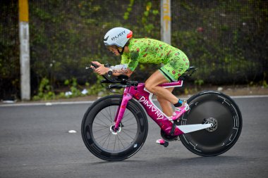 Atletler, Ironman 70.3 Lima 2023 'te Perus kıyı başkentinde azim, cesaret ve tutkuyla yarışarak limitlerini zorluyorlar. Dayanıklılık ve disiplinin kutlaması