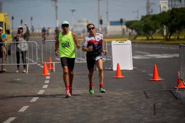 IRONMAN 70.3 Lima 'dan güçlü bir an, kör bir atlet ve onun rehberi her mili birlikte fethediyor. Cesaret, kararlılık ve en iyi takım çalışması. Hepimiz için gerçek bir ilham..