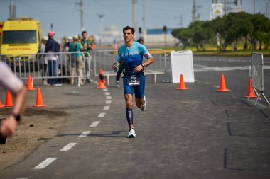 Demir Adam 70.3 Lima 'nın son turlarında koşan sporcular, sadece hayaller peşinde koşmakla kalmaz, aynı zamanda yaşarlar da. Gözyaşları, ter ve kırılmaz ruh bitiş çizgisine giden yolu işaretler..