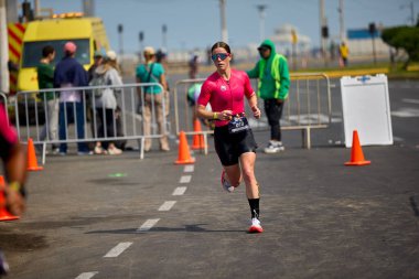 Demir Adam 70.3 Lima 'nın son turlarında koşan sporcular, sadece hayaller peşinde koşmakla kalmaz, aynı zamanda yaşarlar da. Gözyaşları, ter ve kırılmaz ruh bitiş çizgisine giden yolu işaretler..