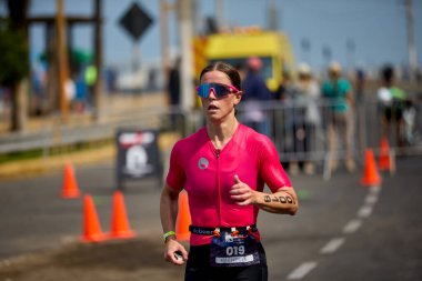Demir Adam 70.3 Lima 'nın son turlarında koşan sporcular, sadece hayaller peşinde koşmakla kalmaz, aynı zamanda yaşarlar da. Gözyaşları, ter ve kırılmaz ruh bitiş çizgisine giden yolu işaretler..
