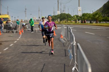 Demir Adam 70.3 Lima 'nın son turlarında koşan sporcular, sadece hayaller peşinde koşmakla kalmaz, aynı zamanda yaşarlar da. Gözyaşları, ter ve kırılmaz ruh bitiş çizgisine giden yolu işaretler..