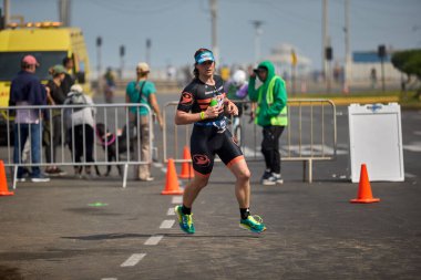 Demir Adam 70.3 Lima 'nın son turlarında koşan sporcular, sadece hayaller peşinde koşmakla kalmaz, aynı zamanda yaşarlar da. Gözyaşları, ter ve kırılmaz ruh bitiş çizgisine giden yolu işaretler..