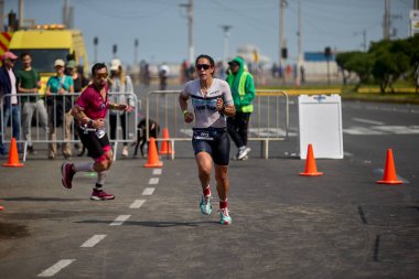 Demir Adam 70.3 Lima 'nın son turlarında koşan sporcular, sadece hayaller peşinde koşmakla kalmaz, aynı zamanda yaşarlar da. Gözyaşları, ter ve kırılmaz ruh bitiş çizgisine giden yolu işaretler..