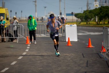 Demir Adam 70.3 Lima 'nın son turlarında koşan sporcular, sadece hayaller peşinde koşmakla kalmaz, aynı zamanda yaşarlar da. Gözyaşları, ter ve kırılmaz ruh bitiş çizgisine giden yolu işaretler..