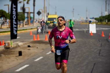 Demir Adam 70.3 Lima 'nın son turlarında koşan sporcular, sadece hayaller peşinde koşmakla kalmaz, aynı zamanda yaşarlar da. Gözyaşları, ter ve kırılmaz ruh bitiş çizgisine giden yolu işaretler..