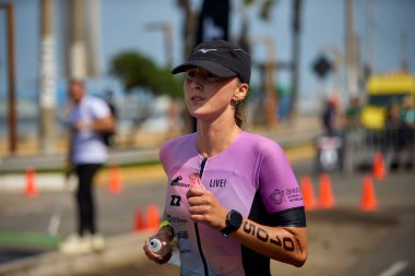 Demir Adam 70.3 Lima 'nın son turlarında koşan sporcular, sadece hayaller peşinde koşmakla kalmaz, aynı zamanda yaşarlar da. Gözyaşları, ter ve kırılmaz ruh bitiş çizgisine giden yolu işaretler..