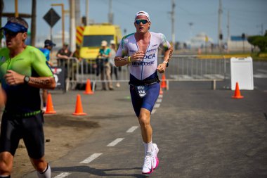 Demir Adam 70.3 Lima 'nın son turlarında koşan sporcular, sadece hayaller peşinde koşmakla kalmaz, aynı zamanda yaşarlar da. Gözyaşları, ter ve kırılmaz ruh bitiş çizgisine giden yolu işaretler..