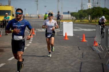 Demir Adam 70.3 Lima 'nın son turlarında koşan sporcular, sadece hayaller peşinde koşmakla kalmaz, aynı zamanda yaşarlar da. Gözyaşları, ter ve kırılmaz ruh bitiş çizgisine giden yolu işaretler..