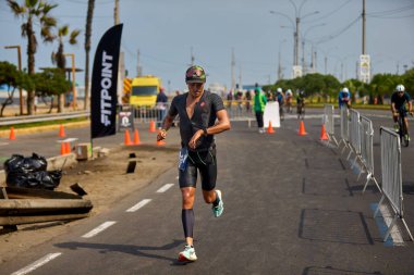 Demir Adam 70.3 Lima 'nın son turlarında koşan sporcular, sadece hayaller peşinde koşmakla kalmaz, aynı zamanda yaşarlar da. Gözyaşları, ter ve kırılmaz ruh bitiş çizgisine giden yolu işaretler..