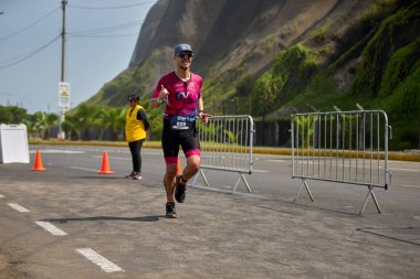 Demir Adam 70.3 Lima 'nın son turlarında koşan sporcular, sadece hayaller peşinde koşmakla kalmaz, aynı zamanda yaşarlar da. Gözyaşları, ter ve kırılmaz ruh bitiş çizgisine giden yolu işaretler..