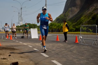 Demir Adam 70.3 Lima 'nın son turlarında koşan sporcular, sadece hayaller peşinde koşmakla kalmaz, aynı zamanda yaşarlar da. Gözyaşları, ter ve kırılmaz ruh bitiş çizgisine giden yolu işaretler..