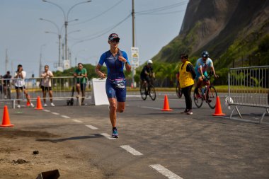 Demir Adam 70.3 Lima 'nın son turlarında koşan sporcular, sadece hayaller peşinde koşmakla kalmaz, aynı zamanda yaşarlar da. Gözyaşları, ter ve kırılmaz ruh bitiş çizgisine giden yolu işaretler..