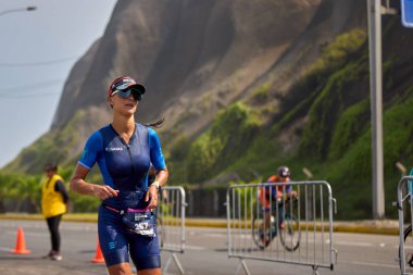 Demir Adam 70.3 Lima 'nın son turlarında koşan sporcular, sadece hayaller peşinde koşmakla kalmaz, aynı zamanda yaşarlar da. Gözyaşları, ter ve kırılmaz ruh bitiş çizgisine giden yolu işaretler..