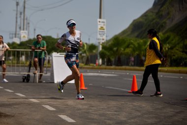 Demir Adam 70.3 Lima 'nın son turlarında koşan sporcular, sadece hayaller peşinde koşmakla kalmaz, aynı zamanda yaşarlar da. Gözyaşları, ter ve kırılmaz ruh bitiş çizgisine giden yolu işaretler..