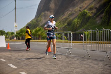 Demir Adam 70.3 Lima 'nın son turlarında koşan sporcular, sadece hayaller peşinde koşmakla kalmaz, aynı zamanda yaşarlar da. Gözyaşları, ter ve kırılmaz ruh bitiş çizgisine giden yolu işaretler..