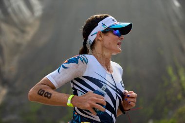 Demir Adam 70.3 Lima 'nın son turlarında koşan sporcular, sadece hayaller peşinde koşmakla kalmaz, aynı zamanda yaşarlar da. Gözyaşları, ter ve kırılmaz ruh bitiş çizgisine giden yolu işaretler..