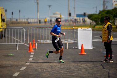 Demir Adam 70.3 Lima 'nın son turlarında koşan sporcular, sadece hayaller peşinde koşmakla kalmaz, aynı zamanda yaşarlar da. Gözyaşları, ter ve kırılmaz ruh bitiş çizgisine giden yolu işaretler..