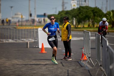 Demir Adam 70.3 Lima 'nın son turlarında koşan sporcular, sadece hayaller peşinde koşmakla kalmaz, aynı zamanda yaşarlar da. Gözyaşları, ter ve kırılmaz ruh bitiş çizgisine giden yolu işaretler..