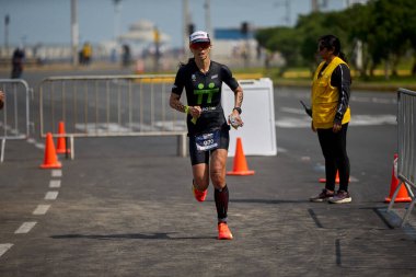 Demir Adam 70.3 Lima 'nın son turlarında koşan sporcular, sadece hayaller peşinde koşmakla kalmaz, aynı zamanda yaşarlar da. Gözyaşları, ter ve kırılmaz ruh bitiş çizgisine giden yolu işaretler..
