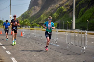 Demir Adam 70.3 Lima 'nın son turlarında koşan sporcular, sadece hayaller peşinde koşmakla kalmaz, aynı zamanda yaşarlar da. Gözyaşları, ter ve kırılmaz ruh bitiş çizgisine giden yolu işaretler..