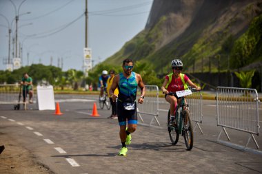 Demir Adam 70.3 Lima 'nın son turlarında koşan sporcular, sadece hayaller peşinde koşmakla kalmaz, aynı zamanda yaşarlar da. Gözyaşları, ter ve kırılmaz ruh bitiş çizgisine giden yolu işaretler..