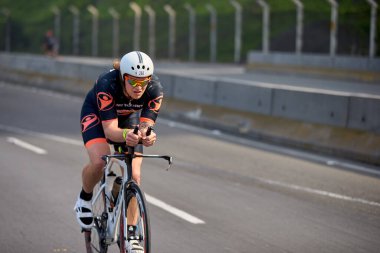 IRONMAN 70.3 Lima bisiklet bacağı. Saniyeler podyumu tanımlarken her watt sayılıyor.