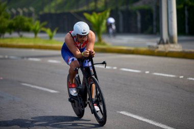IRONMAN 70.3 Lima bisiklet bacağı. Saniyeler podyumu tanımlarken her watt sayılıyor.