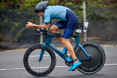 IRONMAN 70.3 Lima bisiklet bacağı. Saniyeler podyumu tanımlarken her watt sayılıyor.