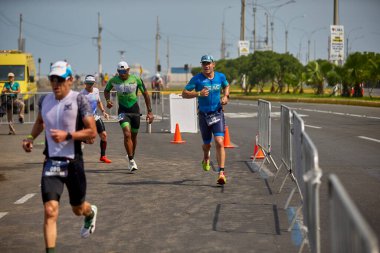 Demir Adam 70.3 Lima 'nın son turlarında koşan sporcular, sadece hayaller peşinde koşmakla kalmaz, aynı zamanda yaşarlar da. Gözyaşları, ter ve kırılmaz ruh bitiş çizgisine giden yolu işaretler..
