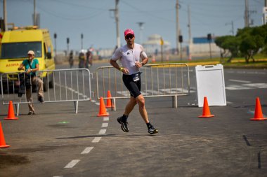 Demir Adam 70.3 Lima 'nın son turlarında koşan sporcular, sadece hayaller peşinde koşmakla kalmaz, aynı zamanda yaşarlar da. Gözyaşları, ter ve kırılmaz ruh bitiş çizgisine giden yolu işaretler..