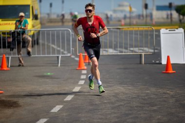 Demir Adam 70.3 Lima 'nın son turlarında koşan sporcular, sadece hayaller peşinde koşmakla kalmaz, aynı zamanda yaşarlar da. Gözyaşları, ter ve kırılmaz ruh bitiş çizgisine giden yolu işaretler..