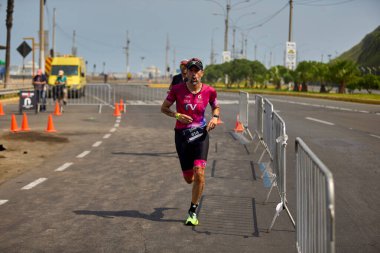 Demir Adam 70.3 Lima 'nın son turlarında koşan sporcular, sadece hayaller peşinde koşmakla kalmaz, aynı zamanda yaşarlar da. Gözyaşları, ter ve kırılmaz ruh bitiş çizgisine giden yolu işaretler..