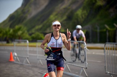Demir Adam 70.3 Lima 'nın son turlarında koşan sporcular, sadece hayaller peşinde koşmakla kalmaz, aynı zamanda yaşarlar da. Gözyaşları, ter ve kırılmaz ruh bitiş çizgisine giden yolu işaretler..