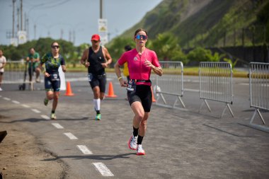 Demir Adam 70.3 Lima 'nın son turlarında koşan sporcular, sadece hayaller peşinde koşmakla kalmaz, aynı zamanda yaşarlar da. Gözyaşları, ter ve kırılmaz ruh bitiş çizgisine giden yolu işaretler..