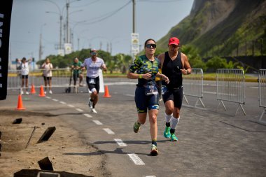 Demir Adam 70.3 Lima 'nın son turlarında koşan sporcular, sadece hayaller peşinde koşmakla kalmaz, aynı zamanda yaşarlar da. Gözyaşları, ter ve kırılmaz ruh bitiş çizgisine giden yolu işaretler..